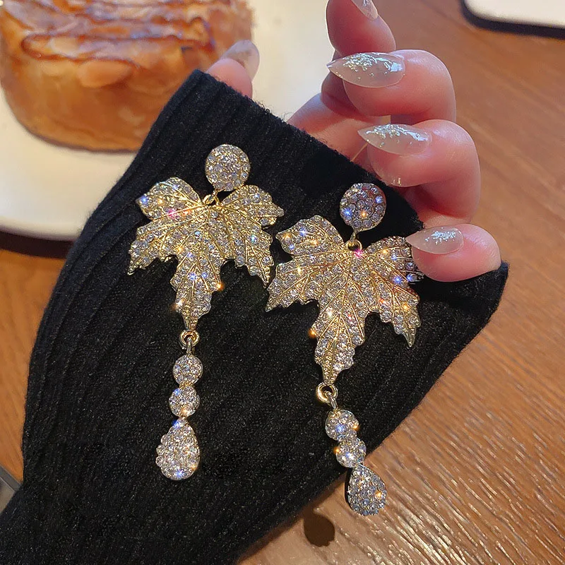 Fashion Korean Luxury Rhinestone Maple Leaf Drop Earrings For Women Girls Elegant Long Pendientes Party Jewelry
Fashion Korean Luxury Rhinestone Maple Leaf Drop Earrings For Women Girls Elegant Long Pendientes Party Jewelry