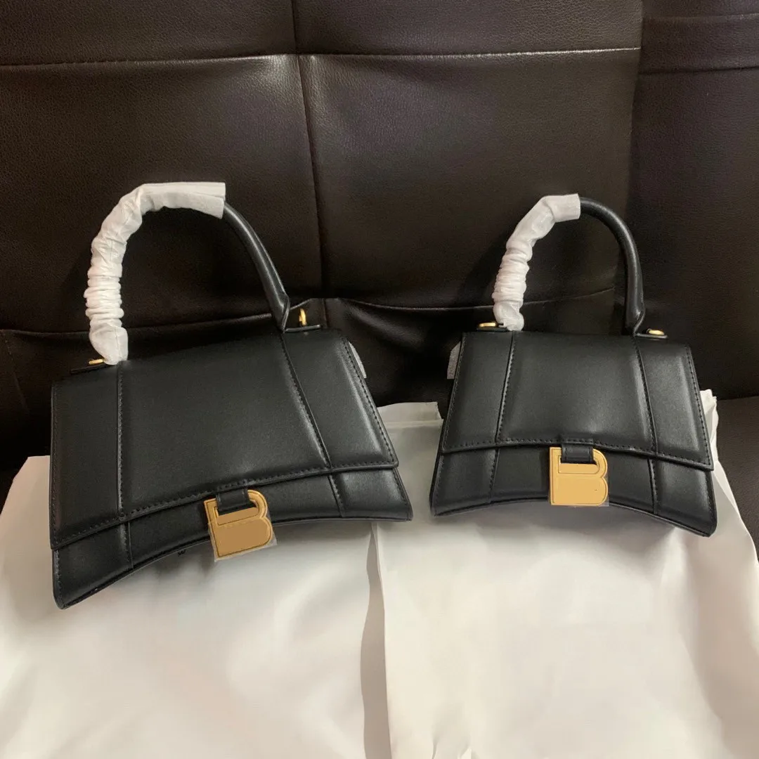 Women's leather luxury brand letter buckle portable hourglass Bag Fashion plain leather design shoulder bag 2021
Women's leather luxury brand letter buckle portable hourglass Bag Fashion plain leather design shoulder bag 2021