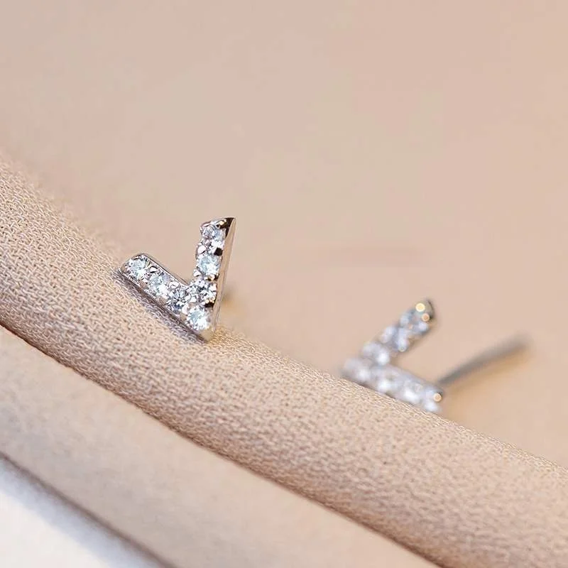 2021 New Popular Letter V Stud Earrings Fashion Simple CZ White Crystal Silver Plated Lady Earrings Charm Lady Cocktail Jewelry
2021 New Popular Letter V Stud Earrings Fashion Simple CZ White Crystal Silver Plated Lady Earrings Charm Lady Cocktail Jewelry