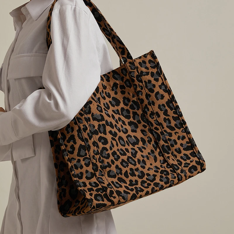 Casual Leopard Large Capacity Tote Women Shoulder Bags Vintage Zebra Pattern Lady Handbags Simple Canvas Big Shopper Purses 2022
Casual Leopard Large Capacity Tote Women Shoulder Bags Vintage Zebra Pattern Lady Handbags Simple Canvas Big Shopper Purses 2022