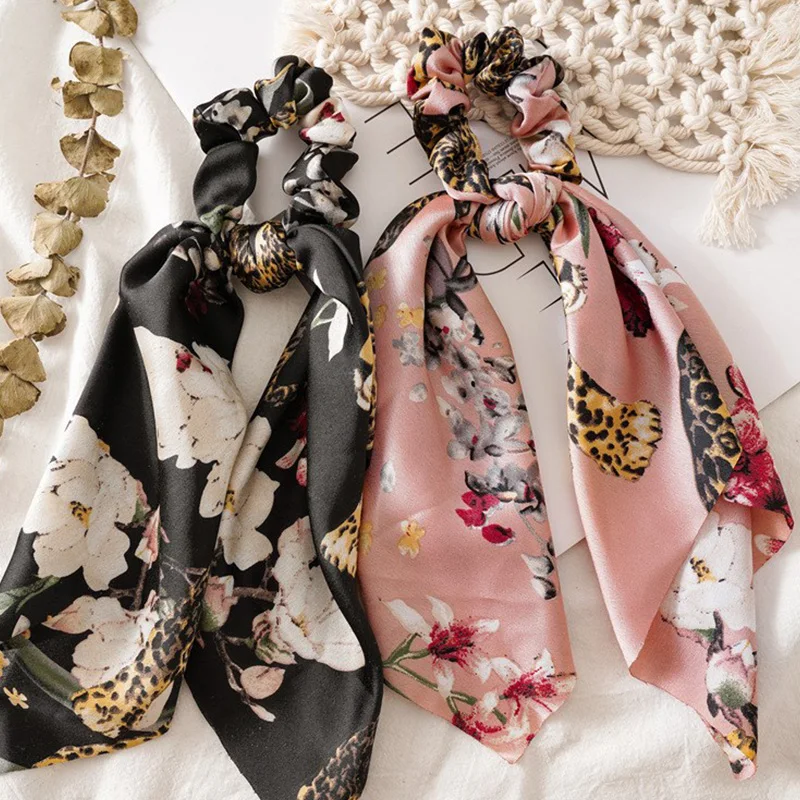 European and American Ladies Satin Print Knotted Large Intestine Hair Ring Rabbit Ears Floral Streamer Hair Rope Headdress
European and American Ladies Satin Print Knotted Large Intestine Hair Ring Rabbit Ears Floral Streamer Hair Rope Headdress