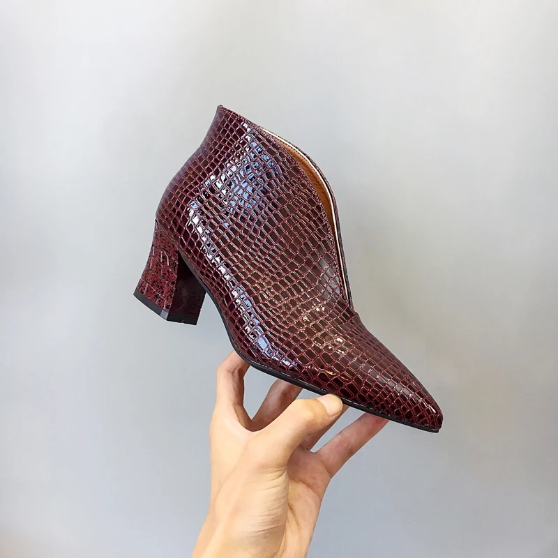 Женские туфли из лакированной кожи, на высоком каблуке, с острым вырезом
Женские туфли из лакированной кожи, на высоком каблуке, с острым вырезом