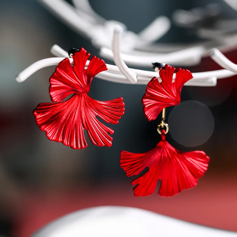 Фото Корейские модные Асимметричные Лепестковые серьги красные - купить
