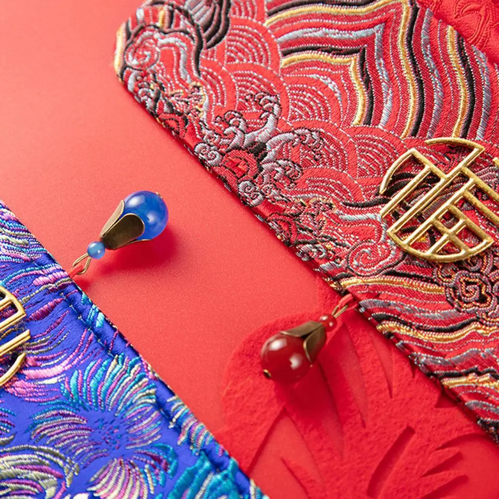 1pcs New 2021 Ruby Pendant Chinese Style Silk Floral Red Envelope Pocket New Year Packet Money Bag Tradition Fengshui
1pcs New 2021 Ruby Pendant Chinese Style Silk Floral Red Envelope Pocket New Year Packet Money Bag Tradition Fengshui