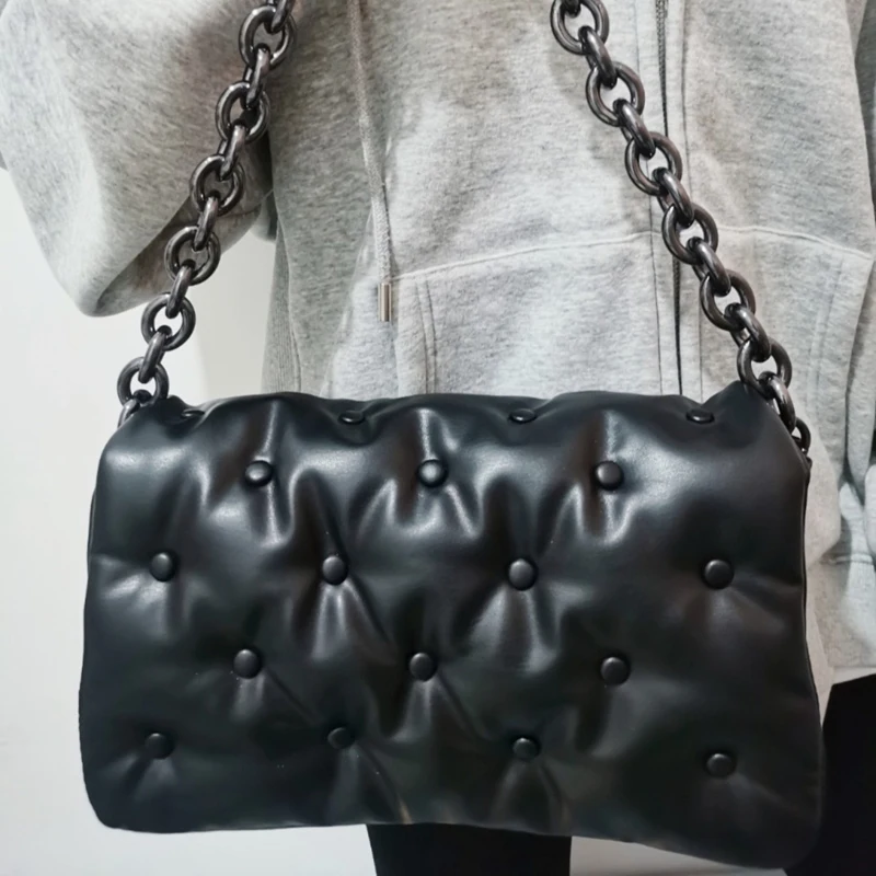 designer thick metal chains rivet pillow women shoulder bags brands handbags luxury pu leather quilted hand bag large tote 2021
designer thick metal chains rivet pillow women shoulder bags brands handbags luxury pu leather quilted hand bag large tote 2021