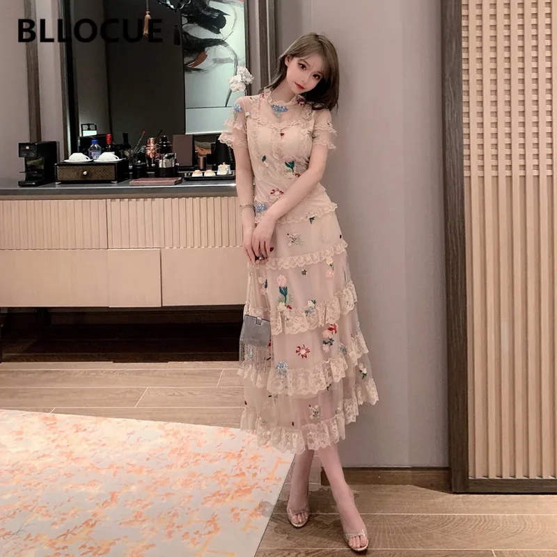 BLLOCUE Retro Stand Collar Short Sleeve Embroidery Flower Cake Dress Summer New Women Mesh Lace Ruffle Fashion Runway Dress
BLLOCUE Retro Stand Collar Short Sleeve Embroidery Flower Cake Dress Summer New Women Mesh Lace Ruffle Fashion Runway Dress
