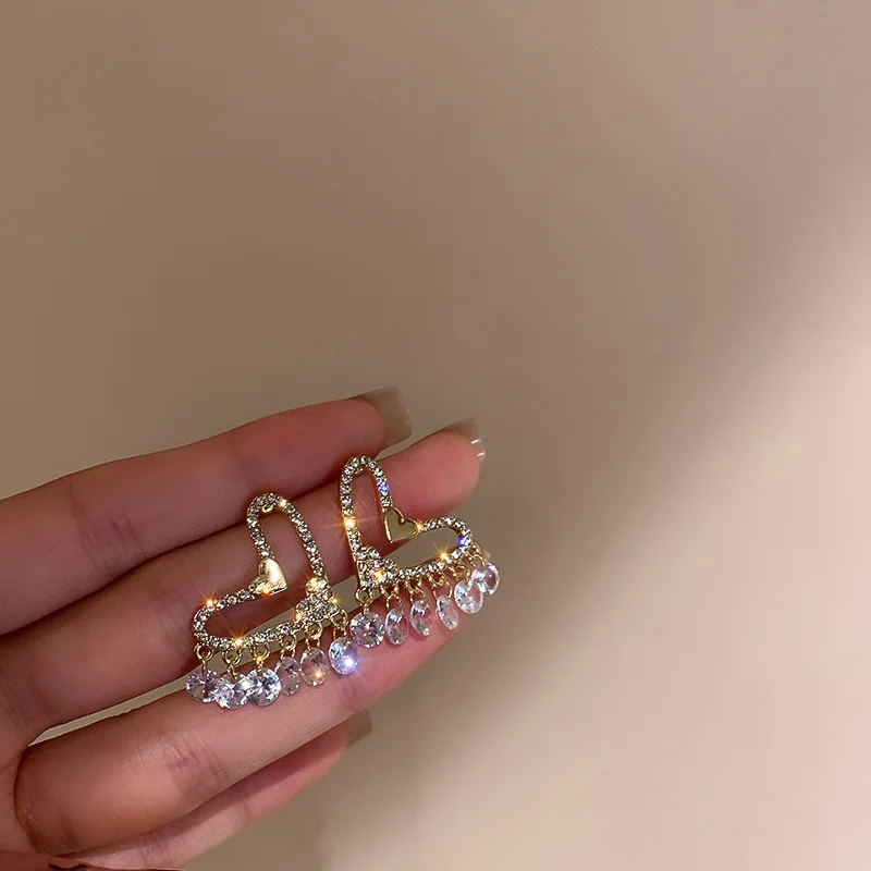 New 925 Silver Needle Pendant Earring Creative Shinning Zircon Hollow Tassel Heart Stud Earrings For Women Wedding Jewelry Gifts
New 925 Silver Needle Pendant Earring Creative Shinning Zircon Hollow Tassel Heart Stud Earrings For Women Wedding Jewelry Gifts