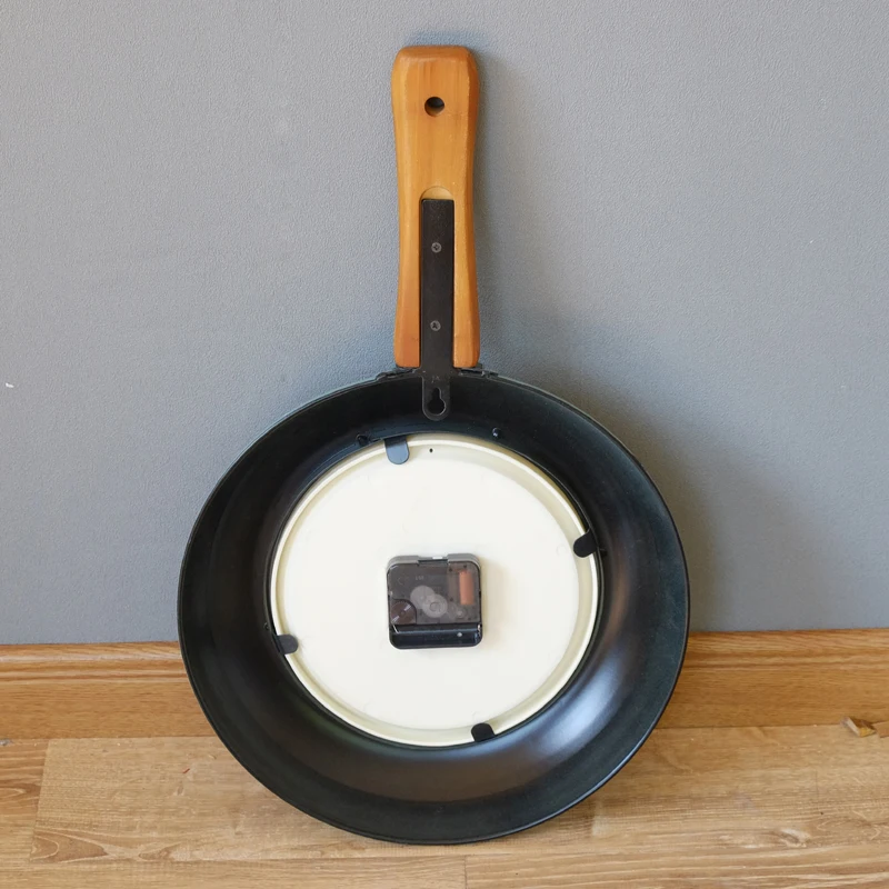 Metal iron American country retro nostalgic creative personality pan wall clock solid wood handle Western restaurant coffee shop
Metal iron American country retro nostalgic creative personality pan wall clock solid wood handle Western restaurant coffee shop