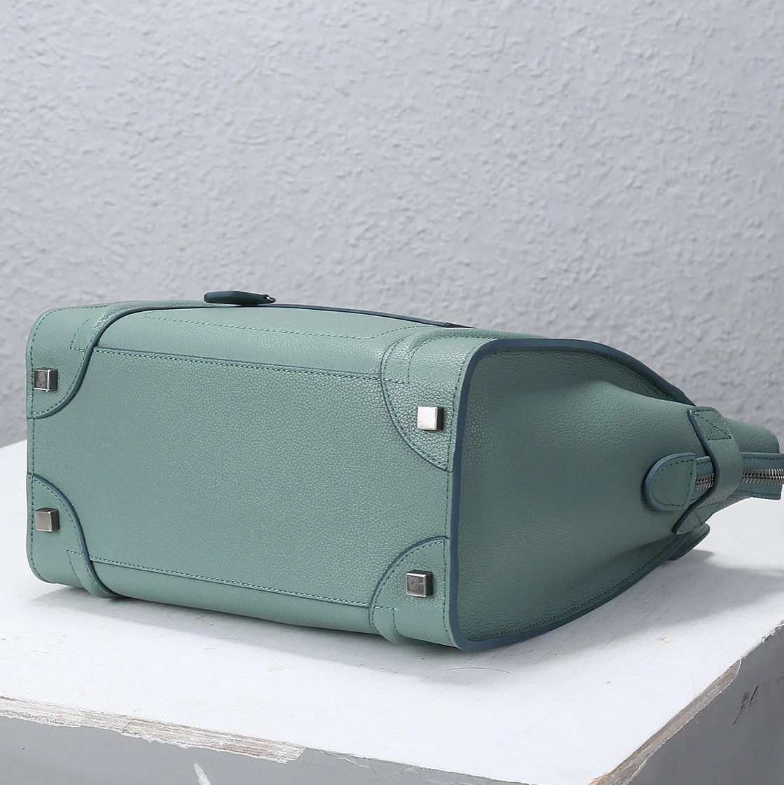 2021 high-end classic cowhide handbag smiley face bag fashion shoulder messenger bag large capacity handbag
2021 high-end classic cowhide handbag smiley face bag fashion shoulder messenger bag large capacity handbag