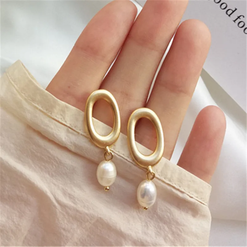 Fashion Metal geometry pearl earrings female Freshwater pearls stud earrings Trendy natural freshwater pearl earrings for women
Fashion Metal geometry pearl earrings female Freshwater pearls stud earrings Trendy natural freshwater pearl earrings for women