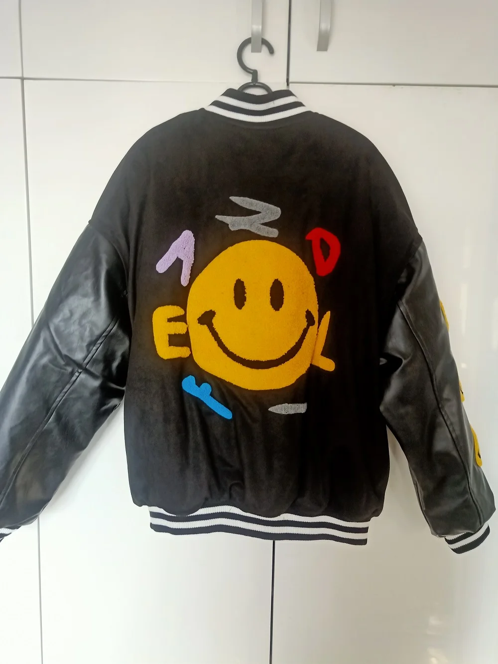 Smile embroidered stitched bomber jacket korean clothes mens clothing japanese streetwear men coat men SUR-96001 
Smile embroidered stitched bomber jacket korean clothes mens clothing japanese streetwear men coat men SUR-96001