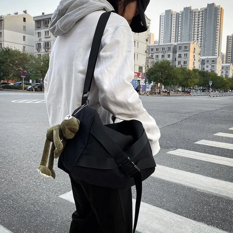 Female All-match Large-capacity Canvas Bag Women Casual Messenger Bag 2020 New Autumn Winter Fashion Ins Tooling Single Bag
Female All-match Large-capacity Canvas Bag Women Casual Messenger Bag 2020 New Autumn Winter Fashion Ins Tooling Single Bag