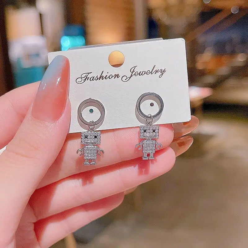 2021 New Retro Robot Pendant Earrings for Women Korean Fashion Jewelry Exquisite Wedding Girl Earrings Accessories
2021 New Retro Robot Pendant Earrings for Women Korean Fashion Jewelry Exquisite Wedding Girl Earrings Accessories