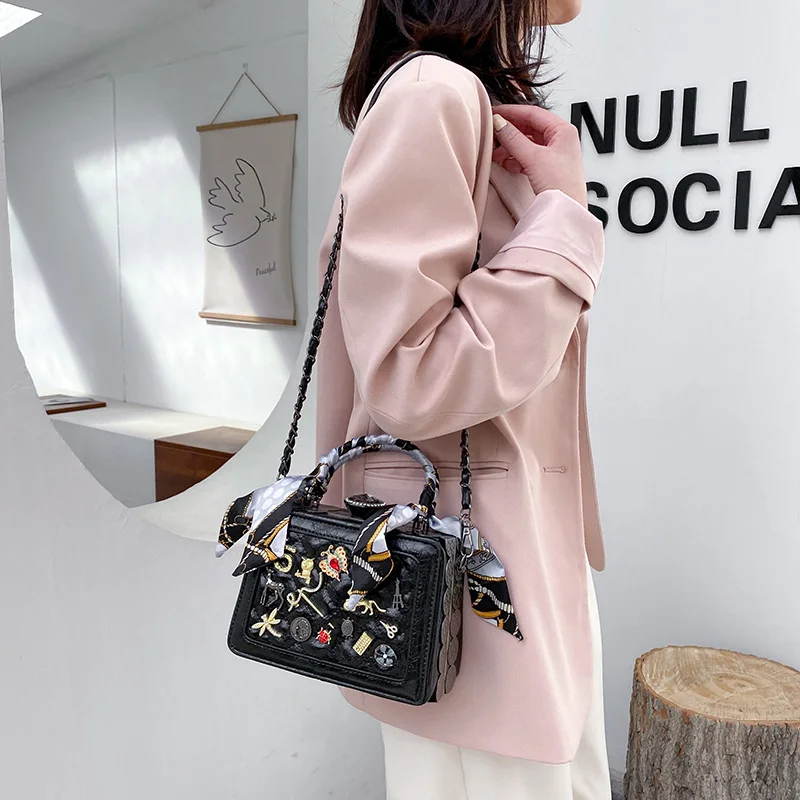 2021 Paris Motorcycle Studs Tassels Graffiti Totes Motorcycle Bag Rivets Matte Corrugated Handbag for Women Messenger Bag Purse
2021 Paris Motorcycle Studs Tassels Graffiti Totes Motorcycle Bag Rivets Matte Corrugated Handbag for Women Messenger Bag Purse