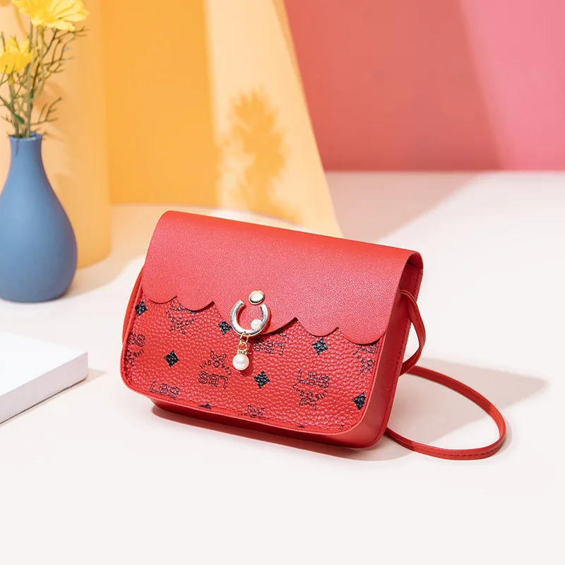 Geometric Pattern Letter Printed Small Square Bag Sweet Pearl Pendant One Shoulder Messenger Bag Women's Bag Fashion
Geometric Pattern Letter Printed Small Square Bag Sweet Pearl Pendant One Shoulder Messenger Bag Women's Bag Fashion