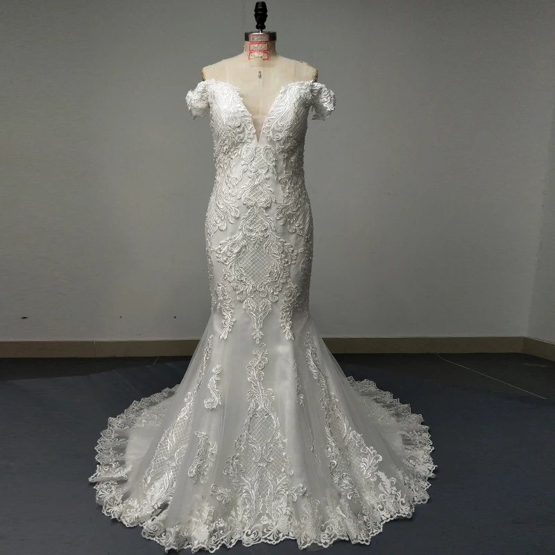 Свадебное платье русалки с открытыми плечами, кружевной аппликацией, фатиновое свадебное платье, иллюзия сзади, с пуговицами
Свадебное платье русалки с открытыми плечами, кружевной аппликацией, фатиновое свадебное платье, иллюзия сзади, с пуговицами
