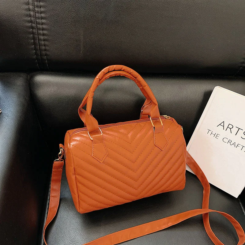 Зимняя женская сумка, новая сумка-мессенджер с вышитыми нитями в иностранном стиле, простая модная сумка через плечо
Зимняя женская сумка, новая сумка-мессенджер с вышитыми нитями в иностранном стиле, простая модная сумка через плечо