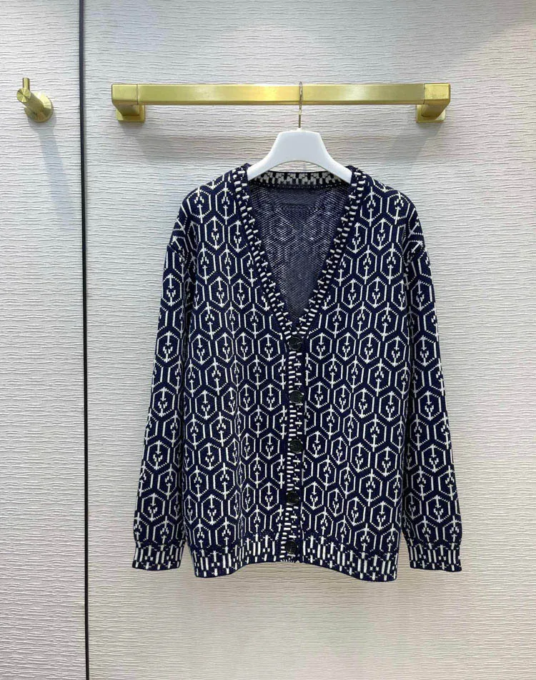 Женский жаккардовый кардиган с V-образным вырезом и длинным рукавом
Женский жаккардовый кардиган с V-образным вырезом и длинным рукавом