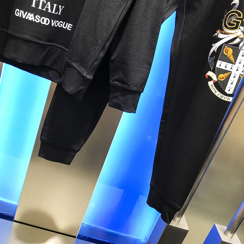 2020 autumn men's sweater suit personalized fashion brand letter printing hot Diamond Long Sleeve pants two piece men's fashion 
2020 autumn men's sweater suit personalized fashion brand letter printing hot Diamond Long Sleeve pants two piece men's fashion