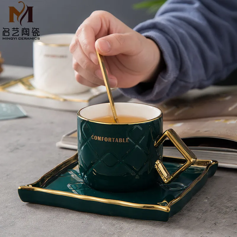 Creative gold-plated handle mugs fashion scented tea coffee cups and saucers Nordic irregular Phnom Penh ceramic coffee cups
Creative gold-plated handle mugs fashion scented tea coffee cups and saucers Nordic irregular Phnom Penh ceramic coffee cups