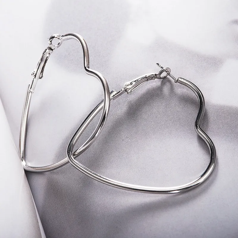 Simple Temperament Big Circle Heart-shaped Earrings Jewelry Accessories 2021
Simple Temperament Big Circle Heart-shaped Earrings Jewelry Accessories 2021