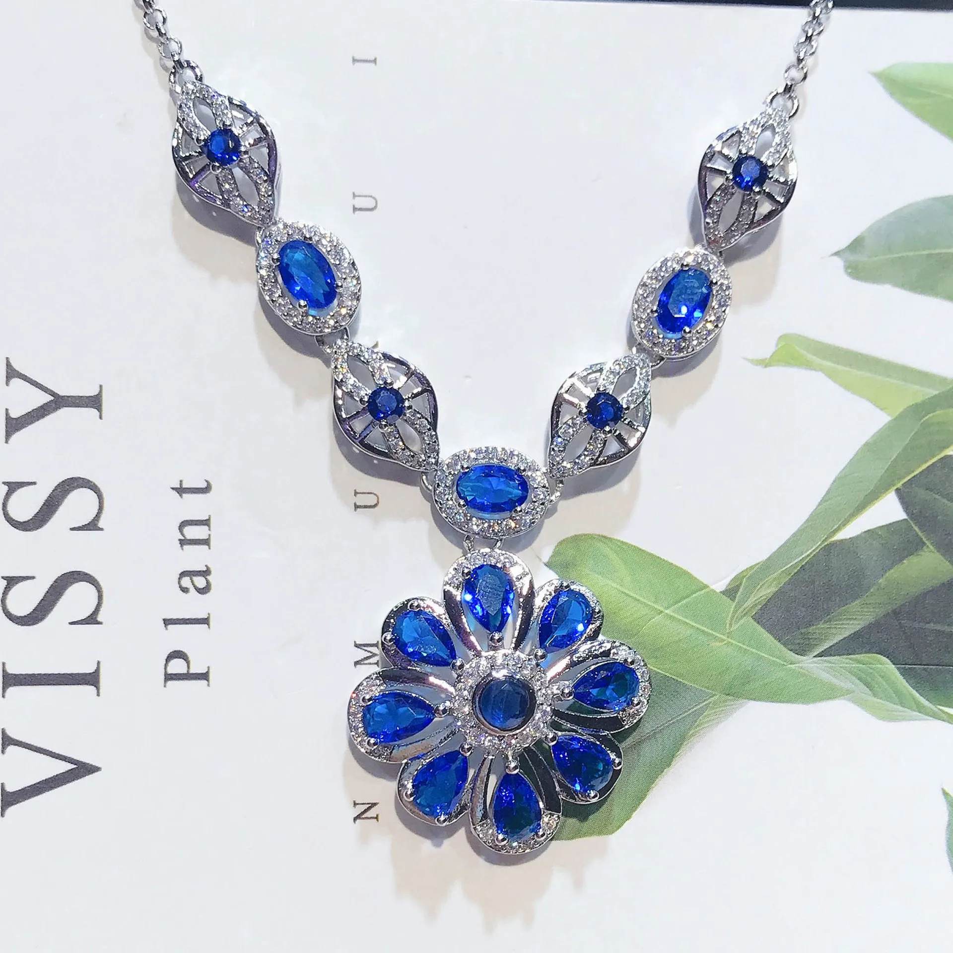 

Fashion Charm Sunflower Women Pendant Necklace Imitated Sapphires Zircon Clavicle Chain Choker Wedding Jewelry Mother’s Day Gift