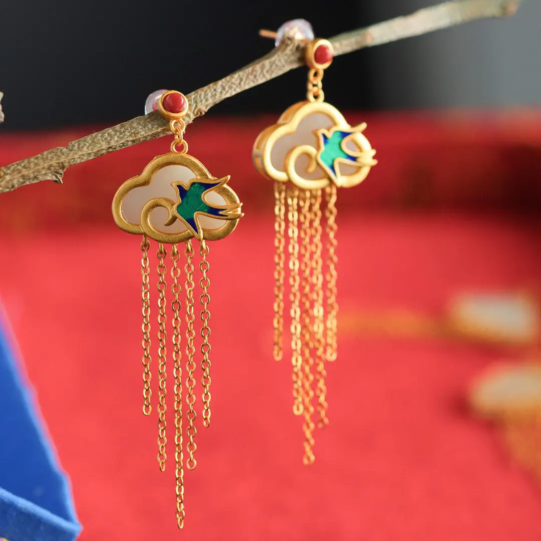 Designer original new ancient gold craftsmanship inlaid natural Hetian jade small swallow-shaped tassel earrings for ladies 
Designer original new ancient gold craftsmanship inlaid natural Hetian jade small swallow-shaped tassel earrings for ladies