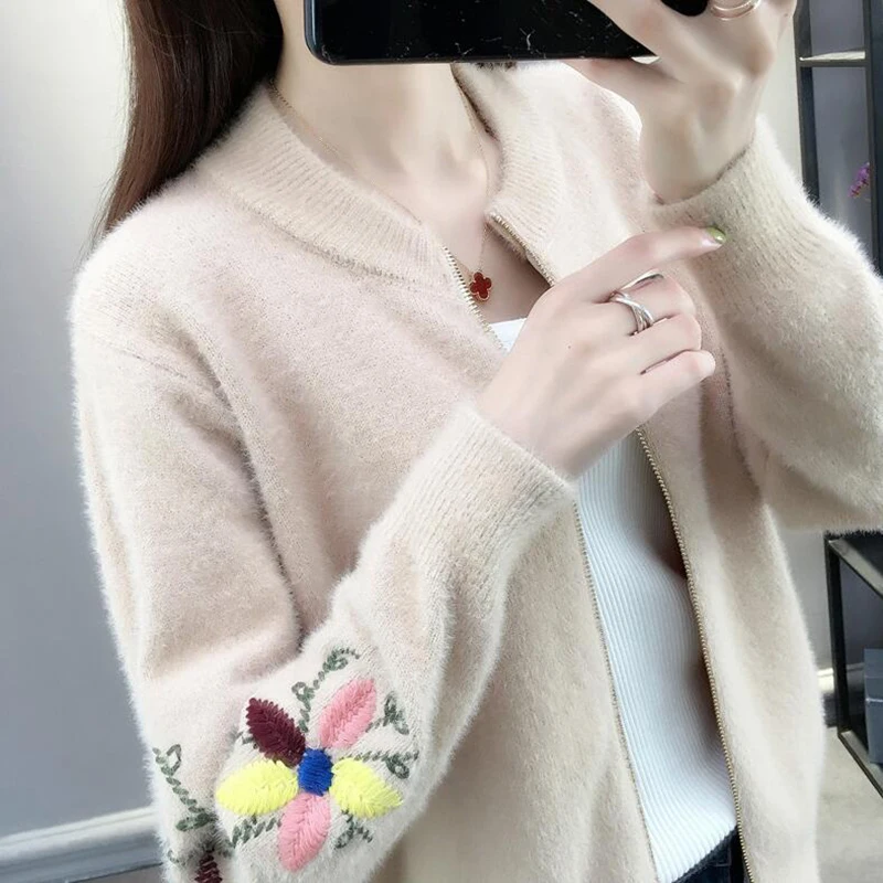 Sweater Women Knitted Cardigan 2019 Korean Autumn Long Sleeve embroidery Loose Short Sweater Jacket Female Knit Coat Tops
Sweater Women Knitted Cardigan 2019 Korean Autumn Long Sleeve embroidery Loose Short Sweater Jacket Female Knit Coat Tops