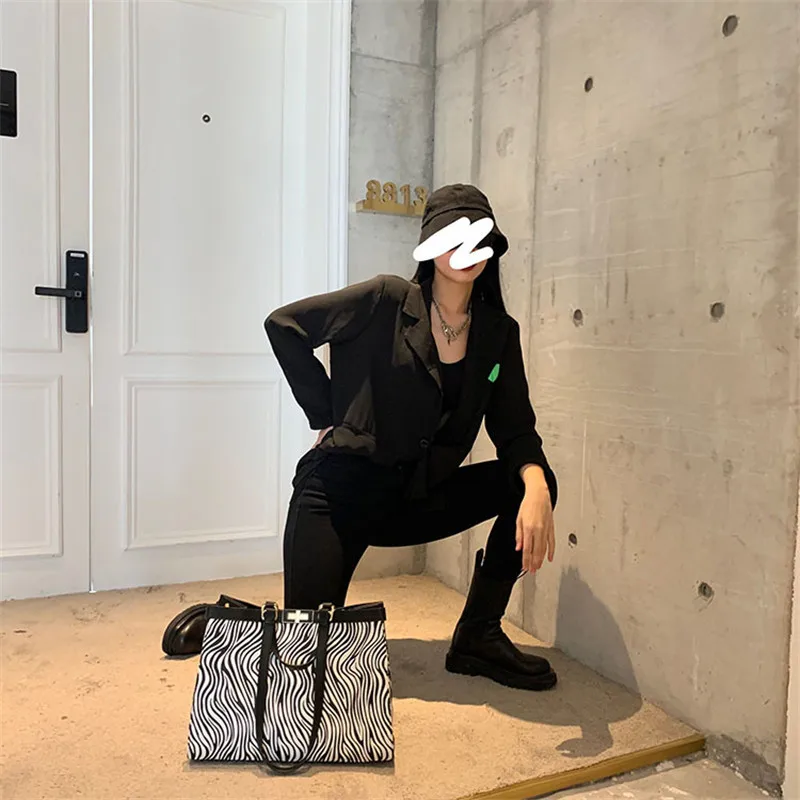 New Leopard Zebra Large Shoulder Tote bag 2020 Fshion High-quality Canvas Women's Designer Handbag High capacity Messenger Bag
New Leopard Zebra Large Shoulder Tote bag 2020 Fshion High-quality Canvas Women's Designer Handbag High capacity Messenger Bag