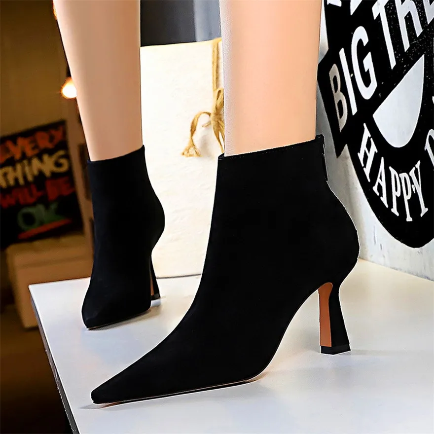 Женские короткие ботинки черные кожаные на молнии сзади осень 2021 лаконичные