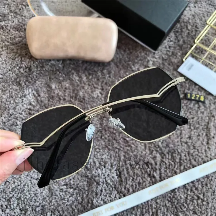 Original Designer Brand Polarized Sunglasses Men Women Europe Driving Square Eyewear Fashion Metal Oversize Frame Shades Glasses
Original Designer Brand Polarized Sunglasses Men Women Europe Driving Square Eyewear Fashion Metal Oversize Frame Shades Glasses