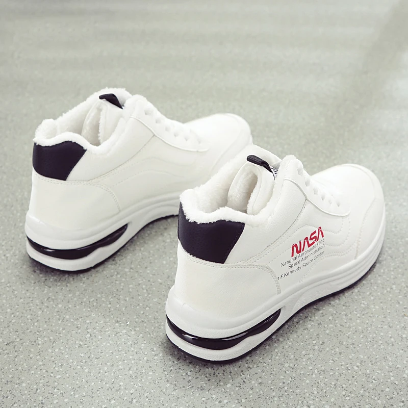 Winter Warm Plush Running Shoes for Women Gym Fitness Sneakers Soft Bottom Air Cushioning Sports Trainers Lightweight Flat Shoes
Winter Warm Plush Running Shoes for Women Gym Fitness Sneakers Soft Bottom Air Cushioning Sports Trainers Lightweight Flat Shoes