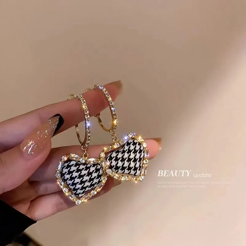 925 Silver Needle Diamond Zircon Houndstooth Love Earrings European and American Exaggerated Super Flash Earrings New
925 Silver Needle Diamond Zircon Houndstooth Love Earrings European and American Exaggerated Super Flash Earrings New