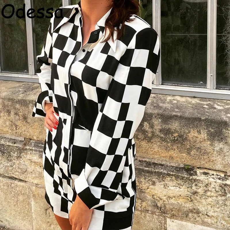 Платье-мини с отложным воротником, длинным рукавом и пуговицами
Платье-мини с отложным воротником, длинным рукавом и пуговицами