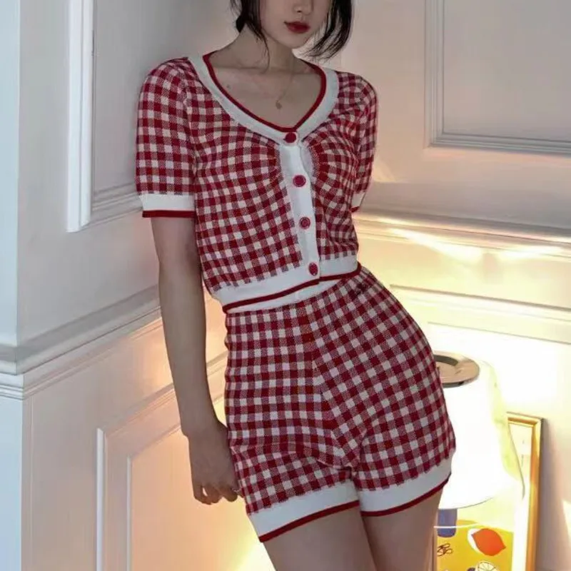 Summer Plaid Knit Two Piece Set Women Crop Top Sexy Short Sweater Cardigan + Shorts Sets Casual 2 Piece Pants Sets Women Outfits
Summer Plaid Knit Two Piece Set Women Crop Top Sexy Short Sweater Cardigan + Shorts Sets Casual 2 Piece Pants Sets Women Outfits
