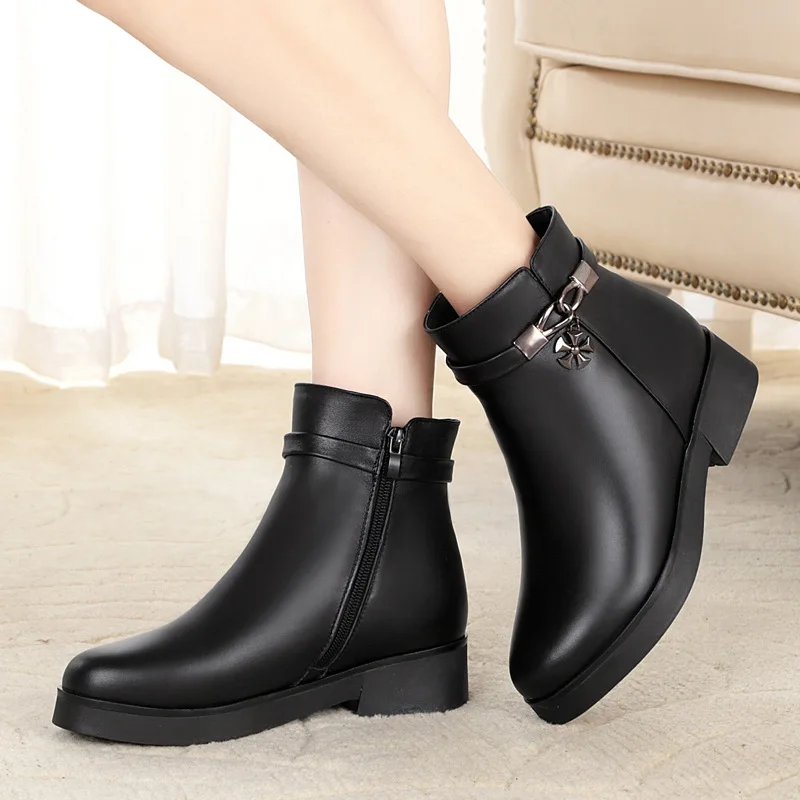 Женские зимние ботинки из натуральной кожи, на плоской подошве
Женские зимние ботинки из натуральной кожи, на плоской подошве