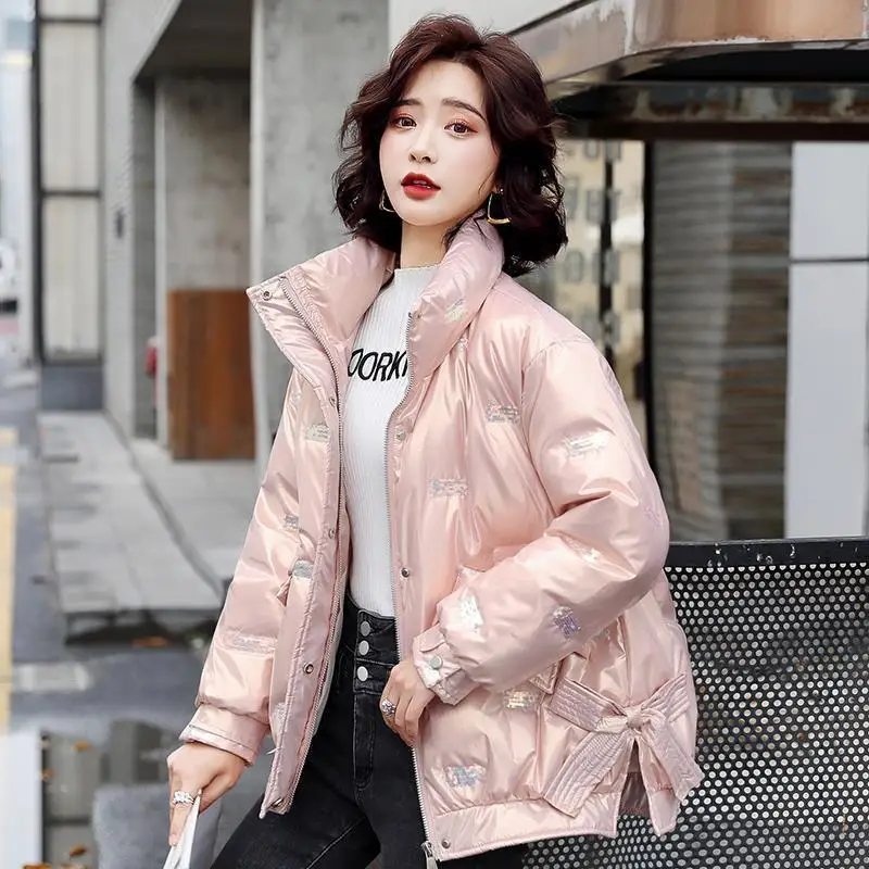 Зимняя Глянцевая пуховая куртка, парки, женские Короткие хлопковые пуховики с вышивкой, зимние женские теплые хлопковые парки с воротником-стойкой, пальто
Зимняя Глянцевая пуховая куртка, парки, женские Короткие хлопковые пуховики с вышивкой, зимние женские теплые хлопковые парки с воротником-стойкой, пальто