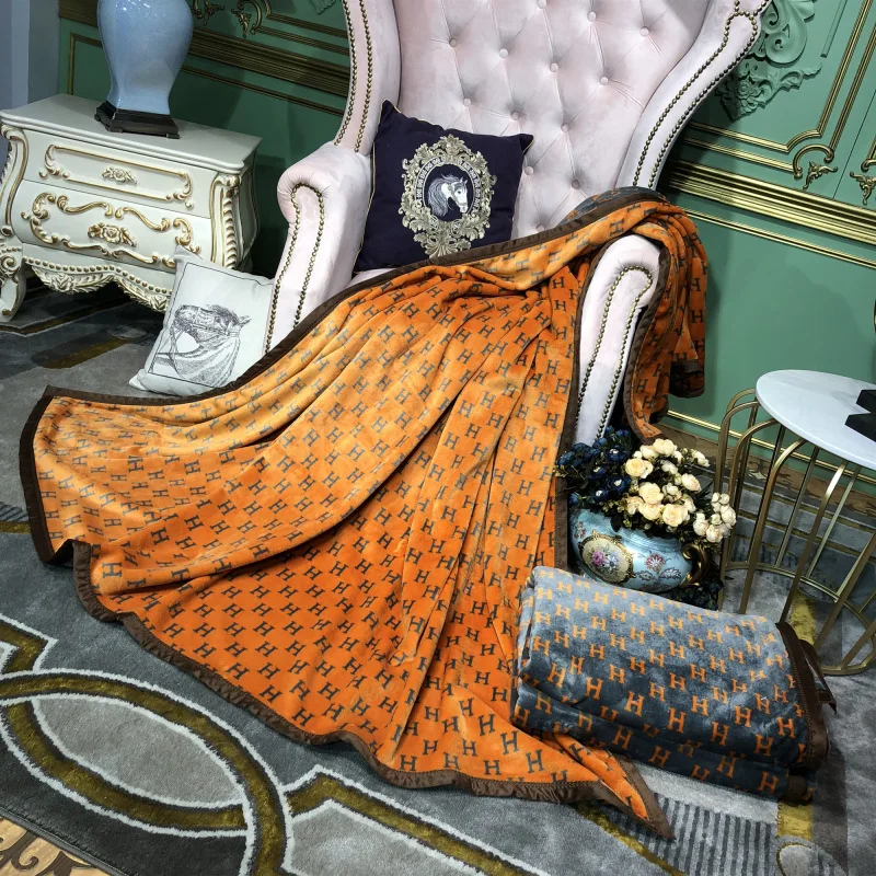 European Style Autumn and Winter Double-layer Thick High-quality Raschel Cloud Mink Antistatic Composite Flannel Blanket 
European Style Autumn and Winter Double-layer Thick High-quality Raschel Cloud Mink Antistatic Composite Flannel Blanket