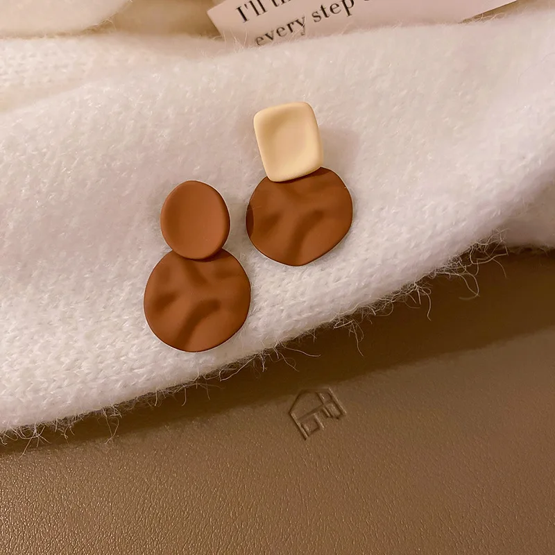 LOVOACC French Asymmetric Irregular Circle Pendant Earrings for Women Girls Brown White Color Metal Dangle Earrings Accessories
LOVOACC French Asymmetric Irregular Circle Pendant Earrings for Women Girls Brown White Color Metal Dangle Earrings Accessories