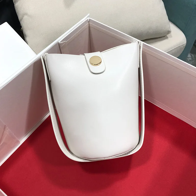 Bag female 2021 new color bucket bag shoulder diagonal package Europe and the United States fashion large-capacity bags
Bag female 2021 new color bucket bag shoulder diagonal package Europe and the United States fashion large-capacity bags