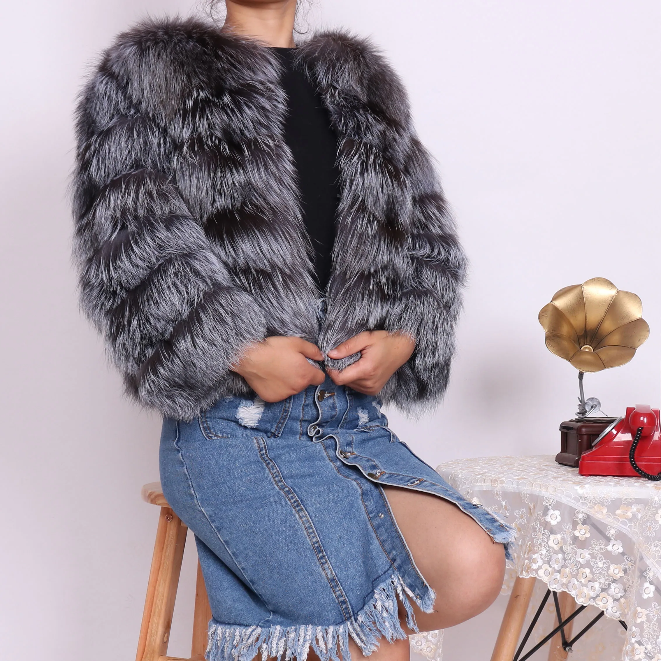 Luxury natural large plush fox fur vest 2021 ladies jacket vest short sleeveless winter thick warm coat
Luxury natural large plush fox fur vest 2021 ladies jacket vest short sleeveless winter thick warm coat