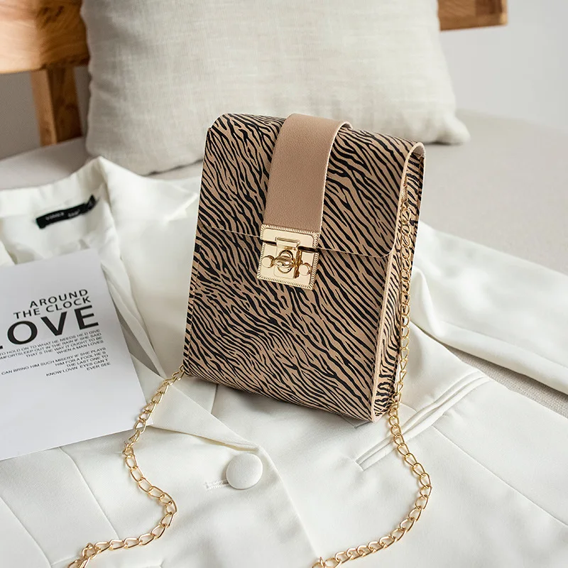 Women's Handbag 2020 Summer Korean Printing Stripe Color Matching Lock Chain Small Flap Bag Shoulder Diagonal Mobile Phone Bags
Women's Handbag 2020 Summer Korean Printing Stripe Color Matching Lock Chain Small Flap Bag Shoulder Diagonal Mobile Phone Bags