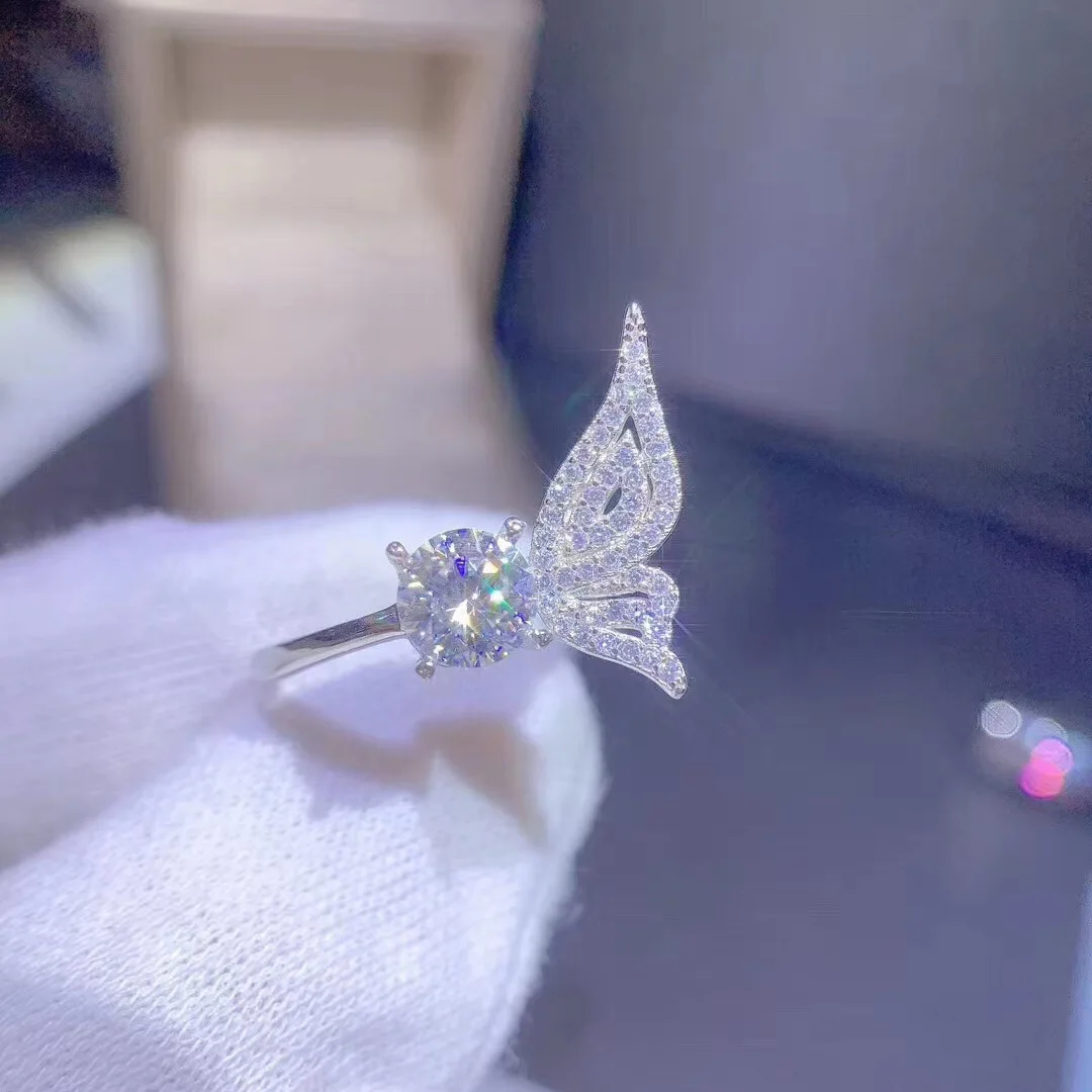 Angel Wings Ring 1 Carat Imitation Moissan Zircon Engagement Wedding Ring for Women Simple White Crystal Ring
Angel Wings Ring 1 Carat Imitation Moissan Zircon Engagement Wedding Ring for Women Simple White Crystal Ring