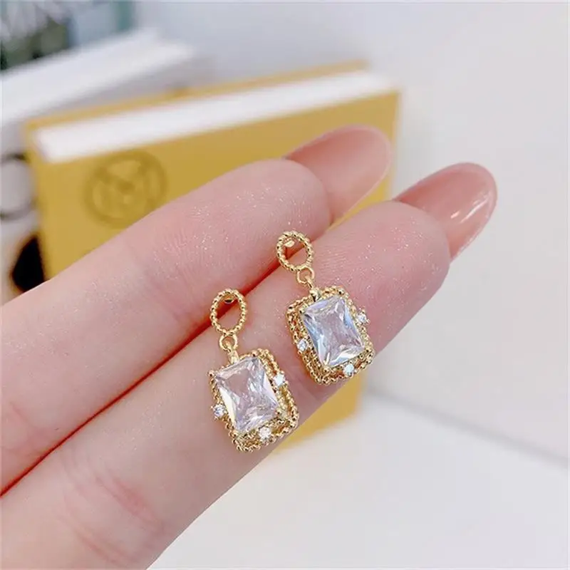 Exquisite Large Square Zircon Design 14K Real Gold Plating Ear Stud Elegant Luxury Charm for Lady Trendy Delicate Earrings Gift
Exquisite Large Square Zircon Design 14K Real Gold Plating Ear Stud Elegant Luxury Charm for Lady Trendy Delicate Earrings Gift