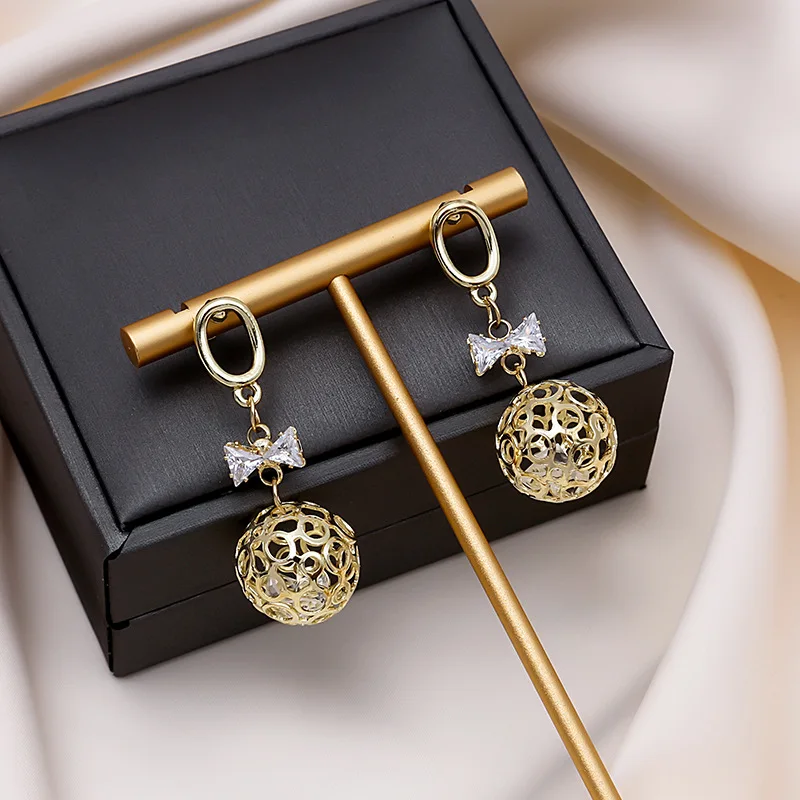 S925 Women's Retro Bow Inlaid Diamond Gold Silk Exquisite Ball Earrings Fashion Alloy New Style Hot Sale Earrings For Women
S925 Women's Retro Bow Inlaid Diamond Gold Silk Exquisite Ball Earrings Fashion Alloy New Style Hot Sale Earrings For Women