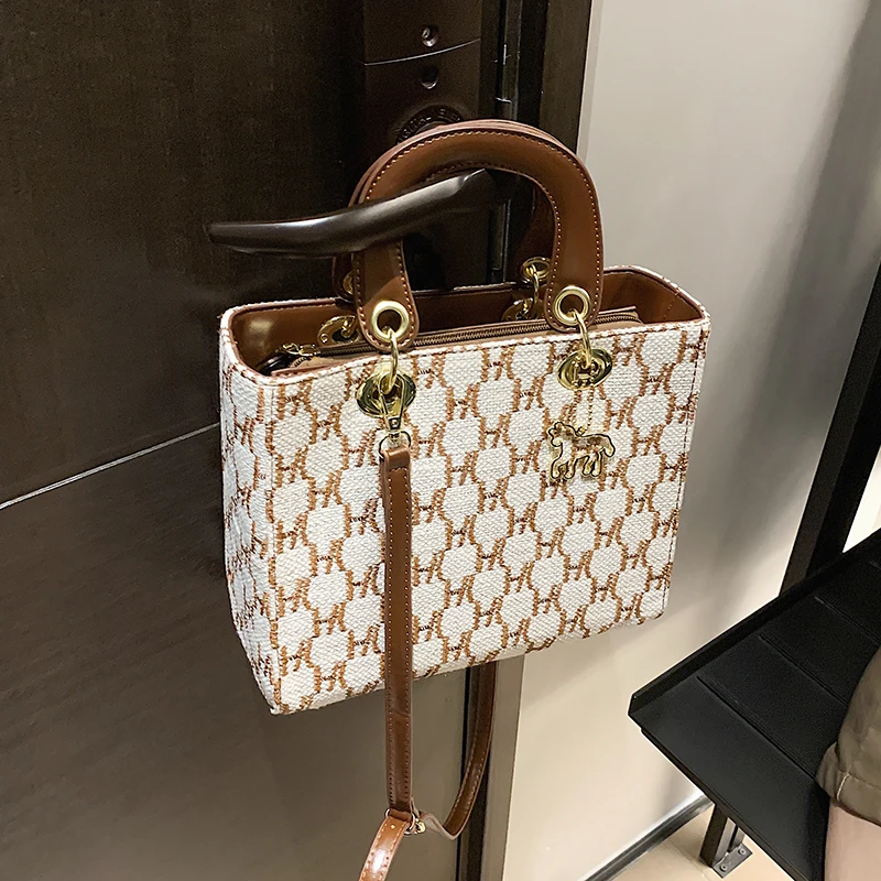 Женские сумочки с принтом, новинка 2021, модные сумки-мессенджеры на одно плечо, женская маленькая косметичка, сумки с каналами 
Женские сумочки с принтом, новинка 2021, модные сумки-мессенджеры на одно плечо, женская маленькая косметичка, сумки с каналами