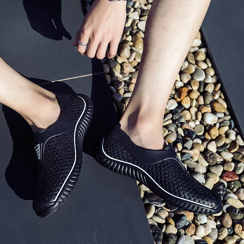 2020 Breathable Summer Men Slippers Outdoor Water Shoes Hollow Ultra Light Beach Shoes Casual Men Sandals Black Garden Shoes
2020 Breathable Summer Men Slippers Outdoor Water Shoes Hollow Ultra Light Beach Shoes Casual Men Sandals Black Garden Shoes