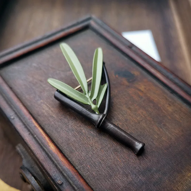Chinese Style Literary Fan Retro Bamboo Leaf Brooch Men And Women Suit Jacket Pin Accessories
Chinese Style Literary Fan Retro Bamboo Leaf Brooch Men And Women Suit Jacket Pin Accessories