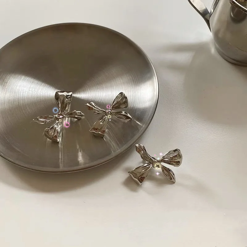 1 Pcs Alloy Bow Shape Ear Stud Temperament Fashion Earrings 2021 New Style Hypoallergenic Accessories Exquisite Woman
1 Pcs Alloy Bow Shape Ear Stud Temperament Fashion Earrings 2021 New Style Hypoallergenic Accessories Exquisite Woman
