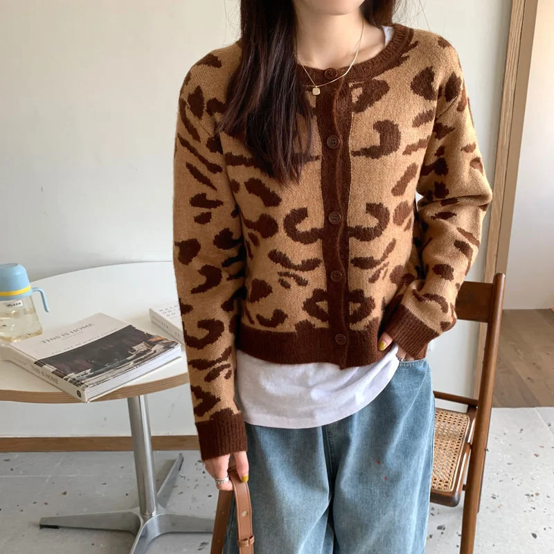 Korean Chic Sweater Cardigan Women Vintage Jacquard Pattern Knit Jumper Top Woman Button Up Short Sweaters
Korean Chic Sweater Cardigan Women Vintage Jacquard Pattern Knit Jumper Top Woman Button Up Short Sweaters